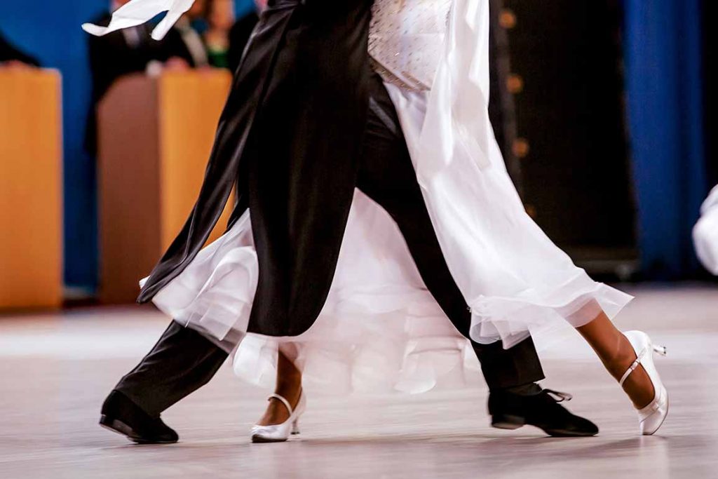 How to Dance the Waltz (with Pictures) - wikiHow